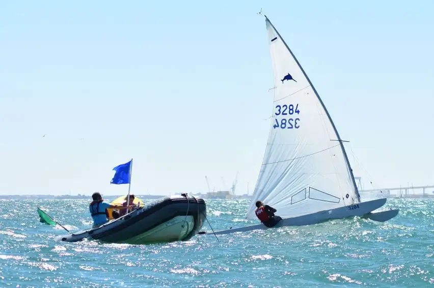 El andaluz Carlos de Bricio se queda a un punto de la victoria absoluta tras un último asalto de infarto en la bahía gaditana... por su parte los veteranos Climent y Calero dan una clase magistral en la jornada de más viento del Campeonato