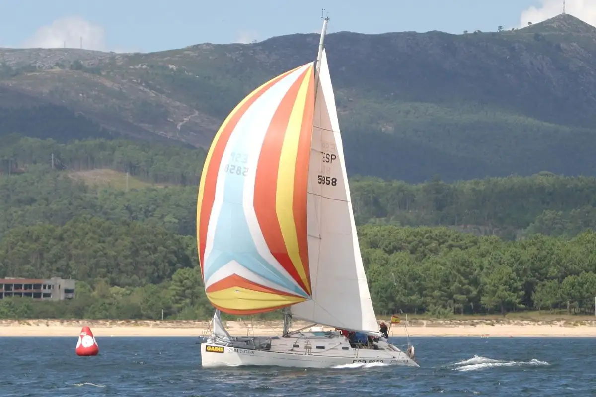 Espectáculo deportivo en la ría de Arousa con rachas de viento que llegaron a alcanzar los 20 nudos (Foto Juan Caballero)