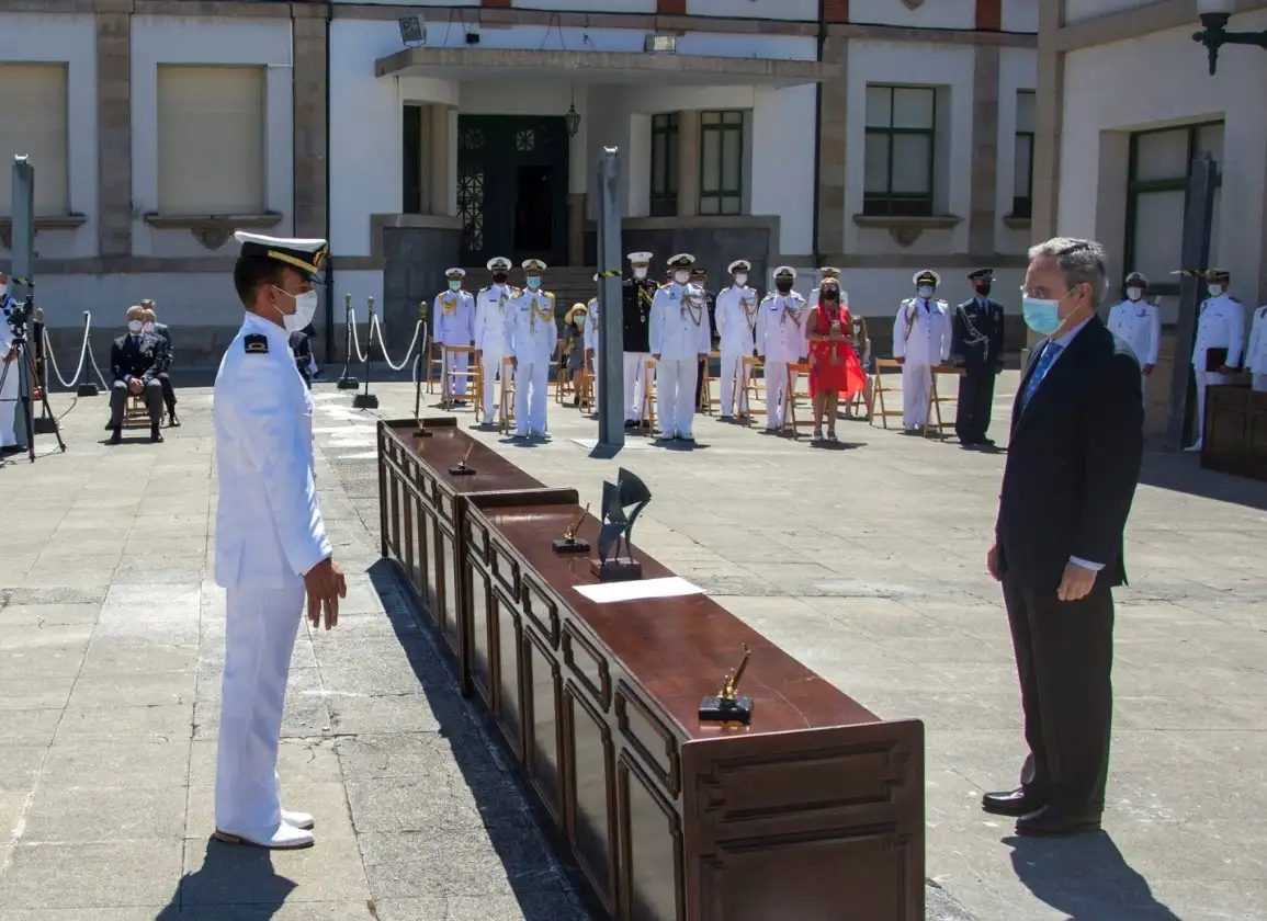 Estuvieron presentes la totalidad de profesores de la Escuela, los alumnos del último curso y más de diecisiete agregados militares de diversas embajadas amigas (entre otras Tailandia, China, Estados Unidos, Francia, Inglaterra, Uruguay, Argentina, Portugal...), así como de las diversas representaciones civiles ligadas al mundo naval, entre las que se encontraba la de la Real Liga Naval Española y el Clúster Marítimo Español