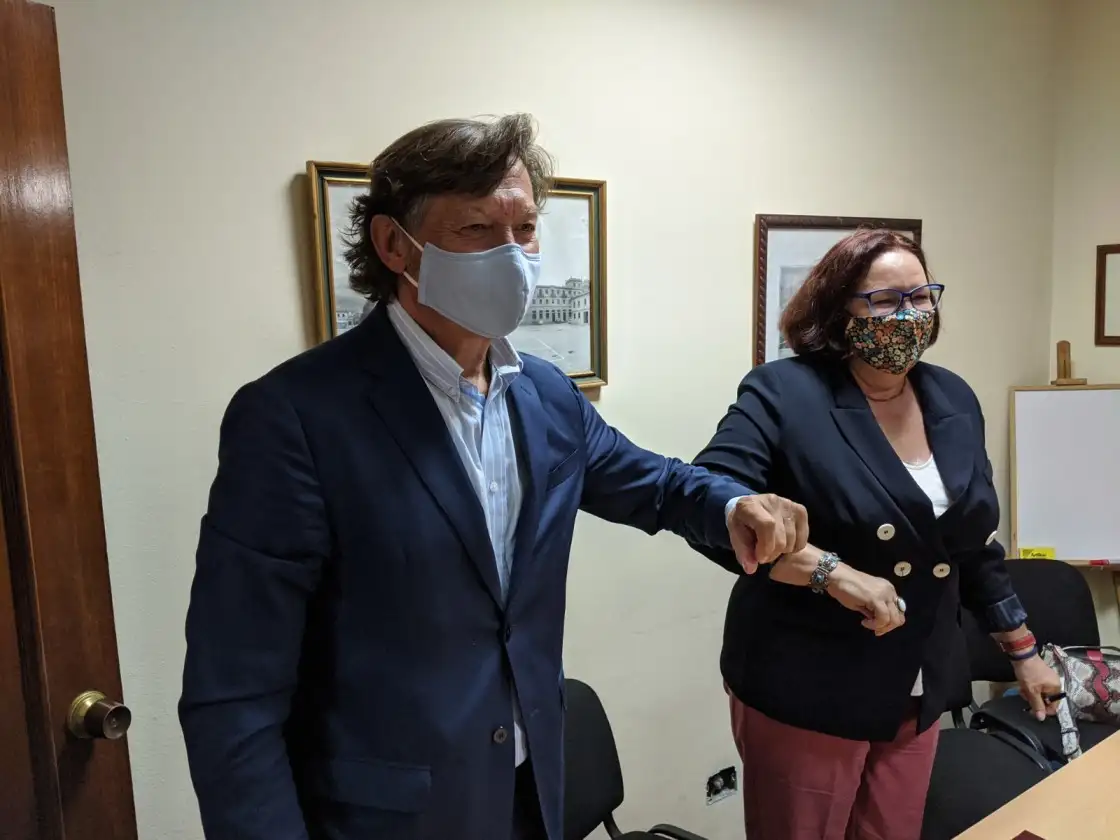 José Ramón Lete Lasa, Secretario Xeral de Deportes de la Xunta de Galicia, y Zulema Prado presidenta del Marítimo de Vigo firmando el convenio de patrocinio con la Semana Abanca (Foto Gonzalo Pamies)