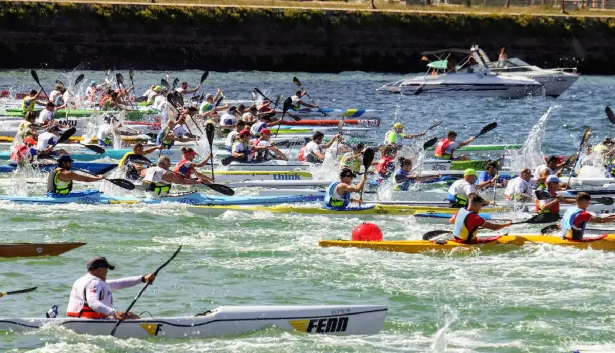 •El sábado 250 palistas de toda Galicia, Asturias, Castilla y León y Baleares en el Trofeo Internacional Concello de Vigo de Kakay de Mar que con una distancia de 10.000 metros se celebra en la ría de Vigo, con salida y llegada en la pista de la ETEA e inicio de las tandas a las 16.00 (Foto Pedro Seoane)