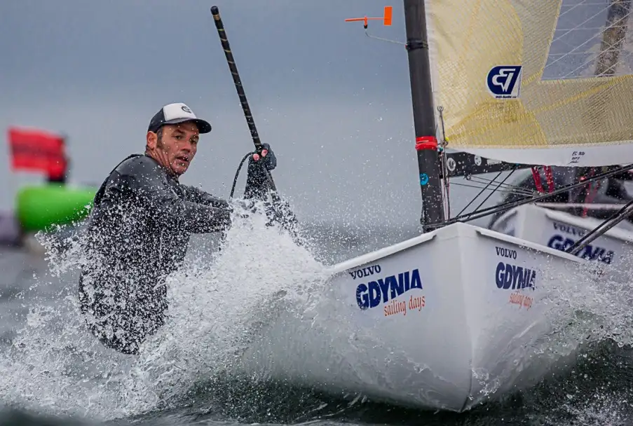 El catalán Alejandro Muscat mantiene el liderato del europeo tras una jornada difícil en aguas polacas... por su parte el balear Joan Cardona asciende a la cuarta posición y se sitúa a tres puntos del podio, como primer clasificado en U23 (Foto Robert Daves)