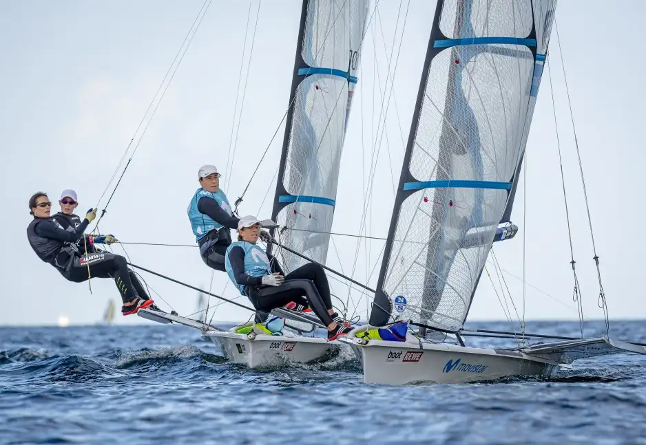 Impresionante remontada de Tara Pacheco y Florian Trittel que suben hasta el décimo puesto en Nacra 17... Diego Botín y Iago López Marra continúan peleando en cabeza de la flota y son novenos en 49er