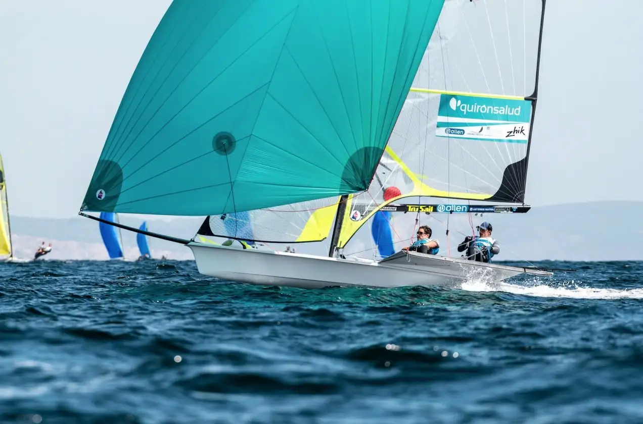 La emoción se mantuvo hasta el último momento en 49er, con Diego Botín y Iago López Marra al filo de conseguir la victoria... Támara Echegoyen y Paula Barceló finalizan en séptima posición en 49er FX... Tara Pacheco y Florian Trittel son novenos en Nacra 17