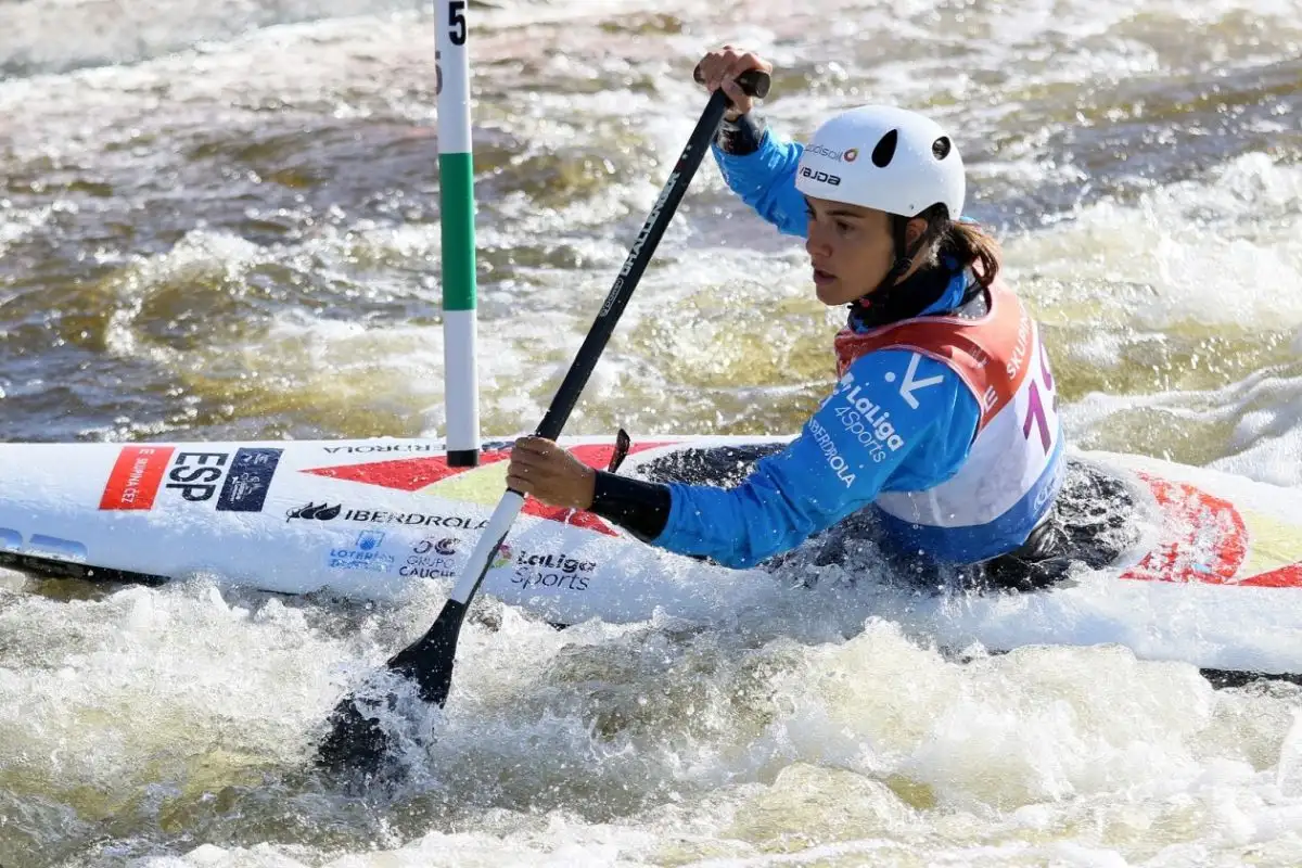 España, que participa con un equipo muy joven en la competición, ha logrado meter a la mitad de los palistas en semifinales, que tendrá lugar mañana y a continuación las finales, a las que seguirán las finales directas de equipos C1 mujeres y K1 hombres