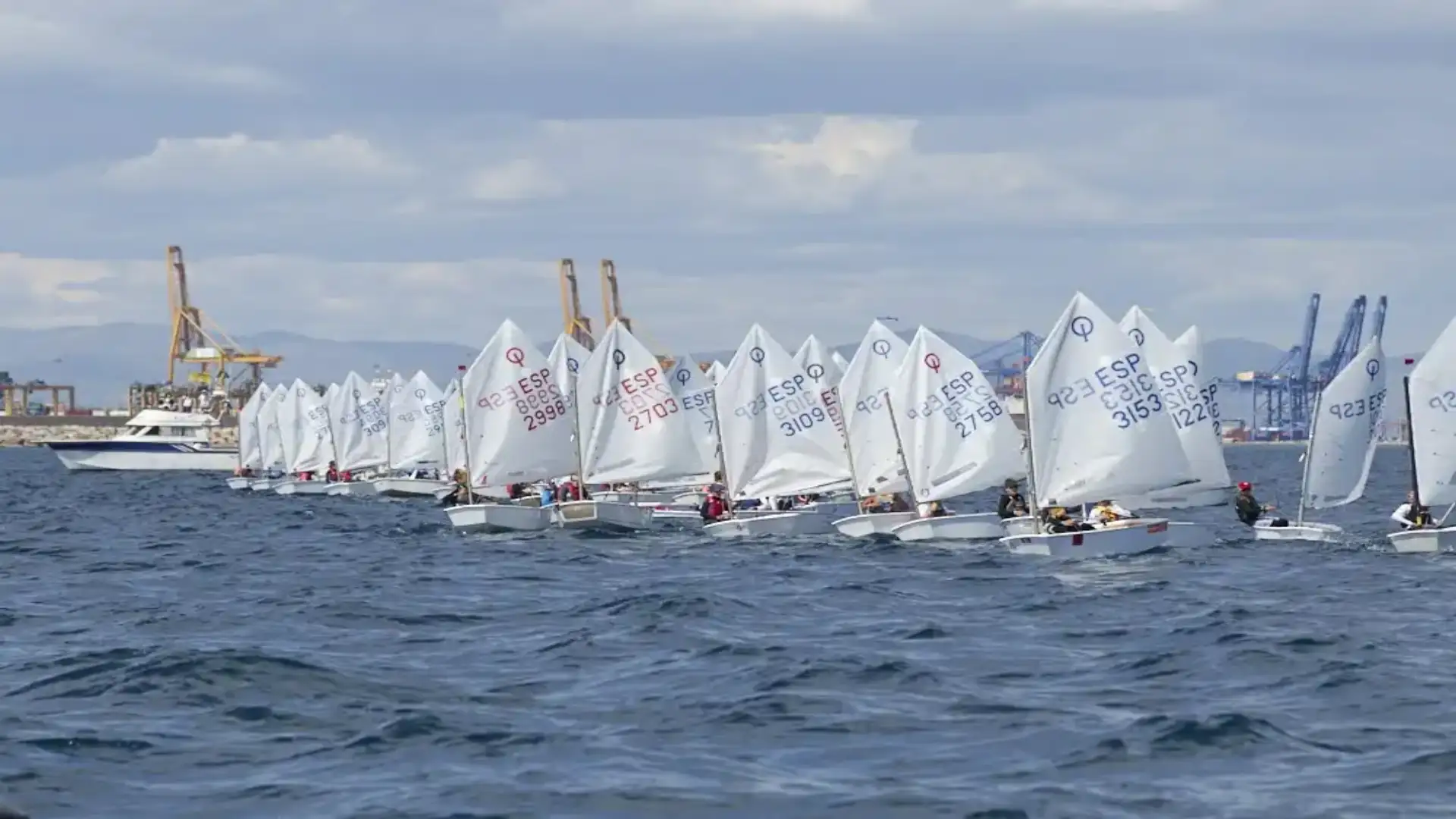 Carlos Espí del Royal Nautical Club di Valencia vince all'UNICEF Cup of Optimist