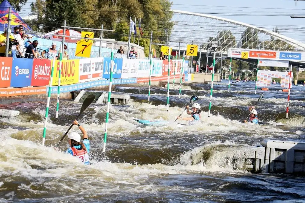 El canal de Troja, con la presencia de más de un centenar de palistas pertenecientes a una veintena de países, acogió el Europeo marcado por la pandemia, en el que España clasificó con media docena de opciones en final: los equipos femeninos de K1-sexto- y C1 -quinto- y los masculinos de K1 -noveno- y C1 -séptimo-, y en individual Miren Lazkano en C1 -séptima- y Joan Crespo en K1 -undécimo-.