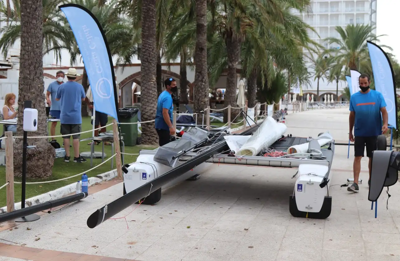 Con las mediciones oficiales se inició hoy el campeonato de España en el Hotel Roc Doblemar... compiten 80 regatistas en las clase dobles Hobie Cat 16 y F18 y la individual Clase A (Foto Pep Portas)