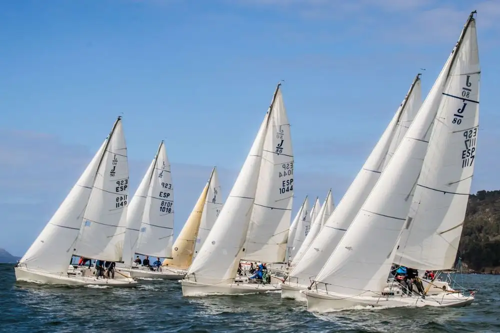 La flota de J80 compite en la Semana Abanca (Foto Rosana Calvo)