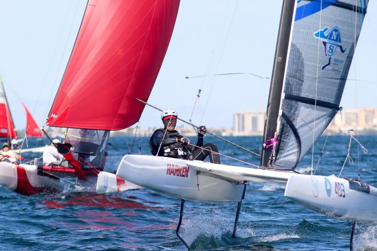 El viento ha sido de nuevo protagonistas en el Mar Menor, tres pruebas y a excepción de la Clase A y F18, en el que los líderes han podido mantener el primer puesto, la jornada de hoy con un descarte aplicado arroja un cambio en los Hobie Cat 16 siendo ahora Juan Antonio y Tono Llabrés quienes mandan en la clase (Foto Pep Portas)
