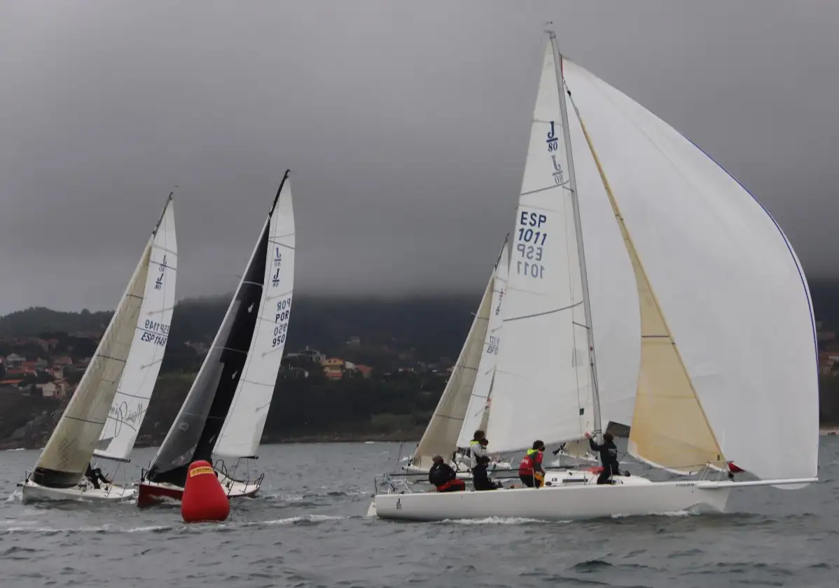 El coruñés Miguel Vasco campeón de España de Finn en cabeza... atrás Alboroto (Juan Ameneiro) y el portugués Marias (Foto Pedro Seoane)