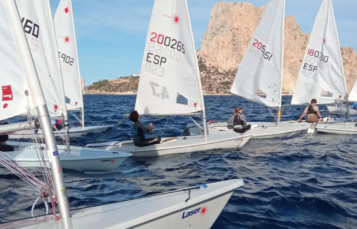 Se cierra la primera jornada en aguas de Calpe con 4 pruebas completadas en todos las clases merced a las buenas condiciones de viento y con mucha igualdad entre la flota