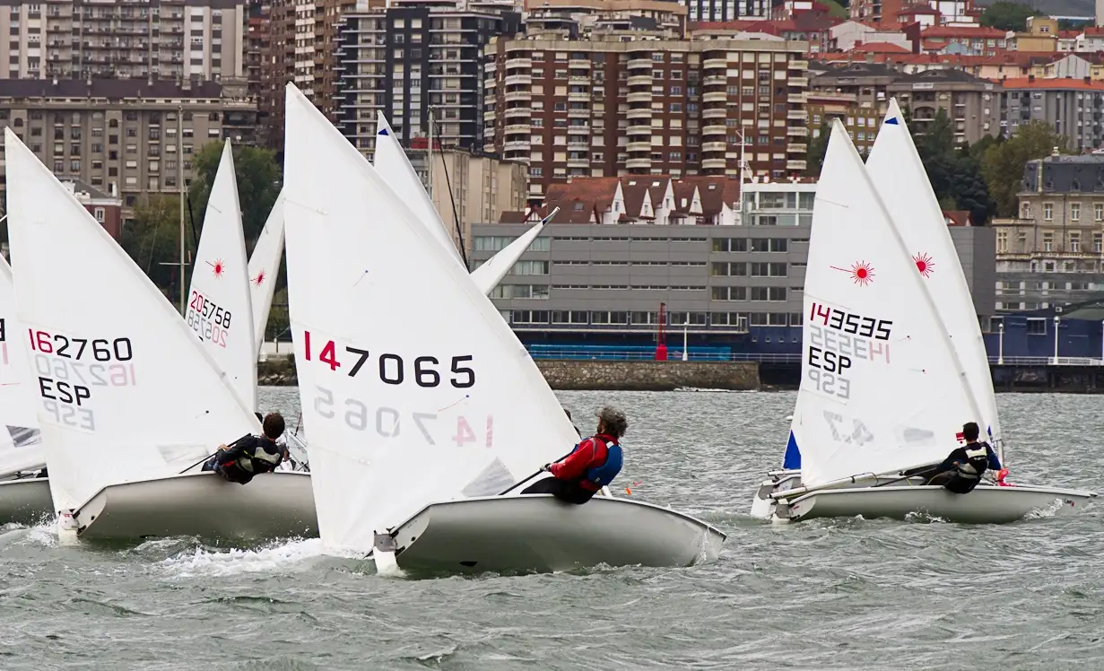 La dureza del viento, solamente permitió navegar en El Abra a láser radial y a los snipe
