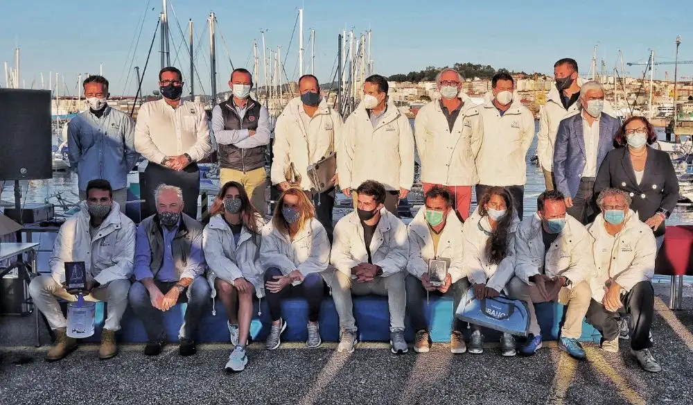 Las tripulaciones de Okofen, Bon 3, Smaku y Q-Talento ganadores del Trofeo Concello de Vigo con Abel Caballero (Foto Pedro Seoane)