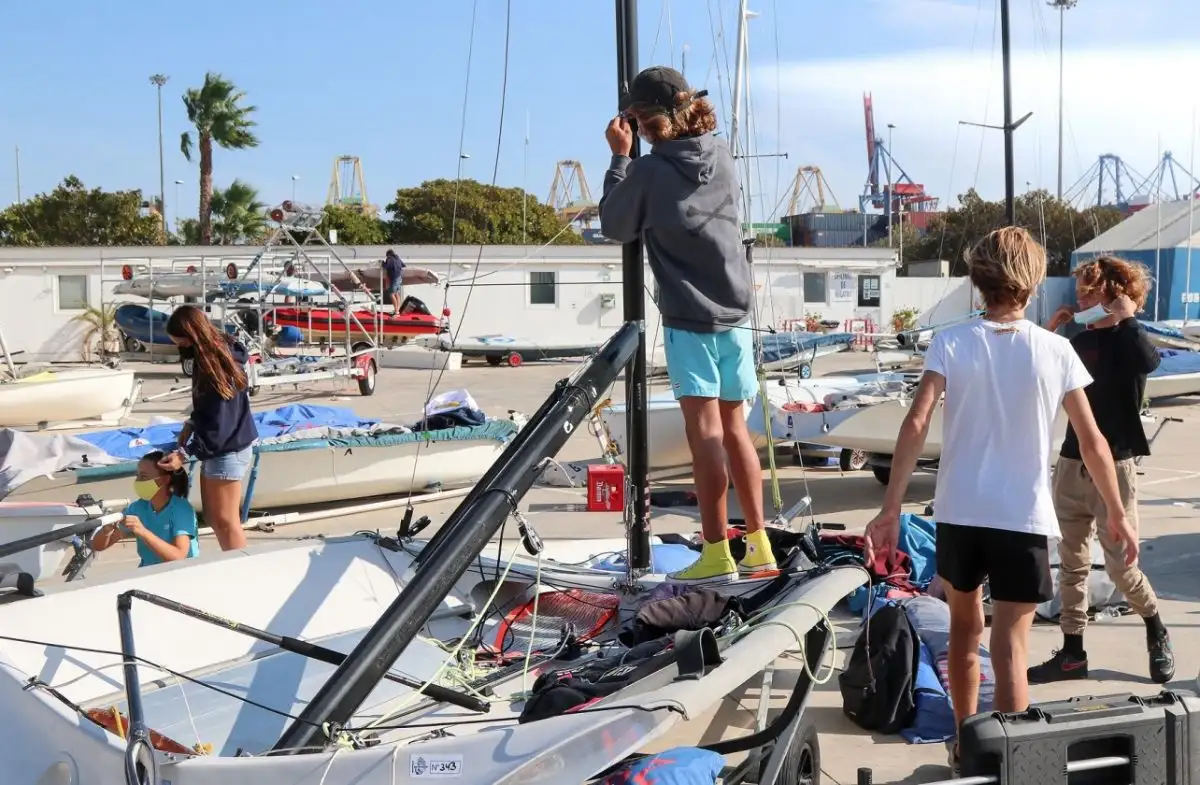 El Real Club Náutico de Valencia acoge desde hoy, y hasta el próximo domingo, la única regata con un título nacional en juego en la presente temporada, tras la cancelación de la Copa de España 29er