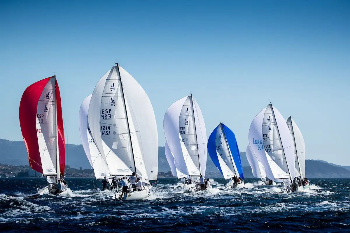 El espectáculo de los J70 en la ría de Vigo con el Villalia Open de España (Foto María Muíña)