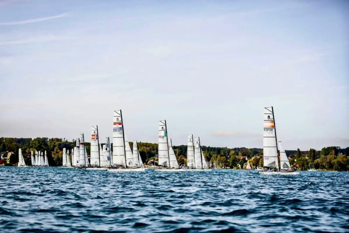Tan solo una regata en 49er FX y otra en Nacra 17 se salvan hoy de la quema bajo las inciertas condiciones del lago austriaco Echegoyen y Barceló pasan del 12º al décimo puesto con un quinto en la regata de hoy... la única manga disputada no deja que Pacheco y Trittel recuperen más que un puesto, del octavo al séptimo