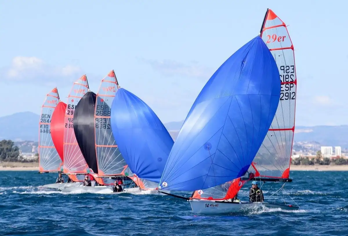Segunda jornada del campeonato de España Trofeo Eliwell en la que sí se ha podido navegar, con 4 pruebas completadas, tras el día de ayer en blanco por exceso de viento, con un doble empate a 4 puntos entre los dos baros del Náutico Gran Canaria,mientras que el local Quicorras Urios y el catalán Bosquet se sitúan terceros con 8 puntos