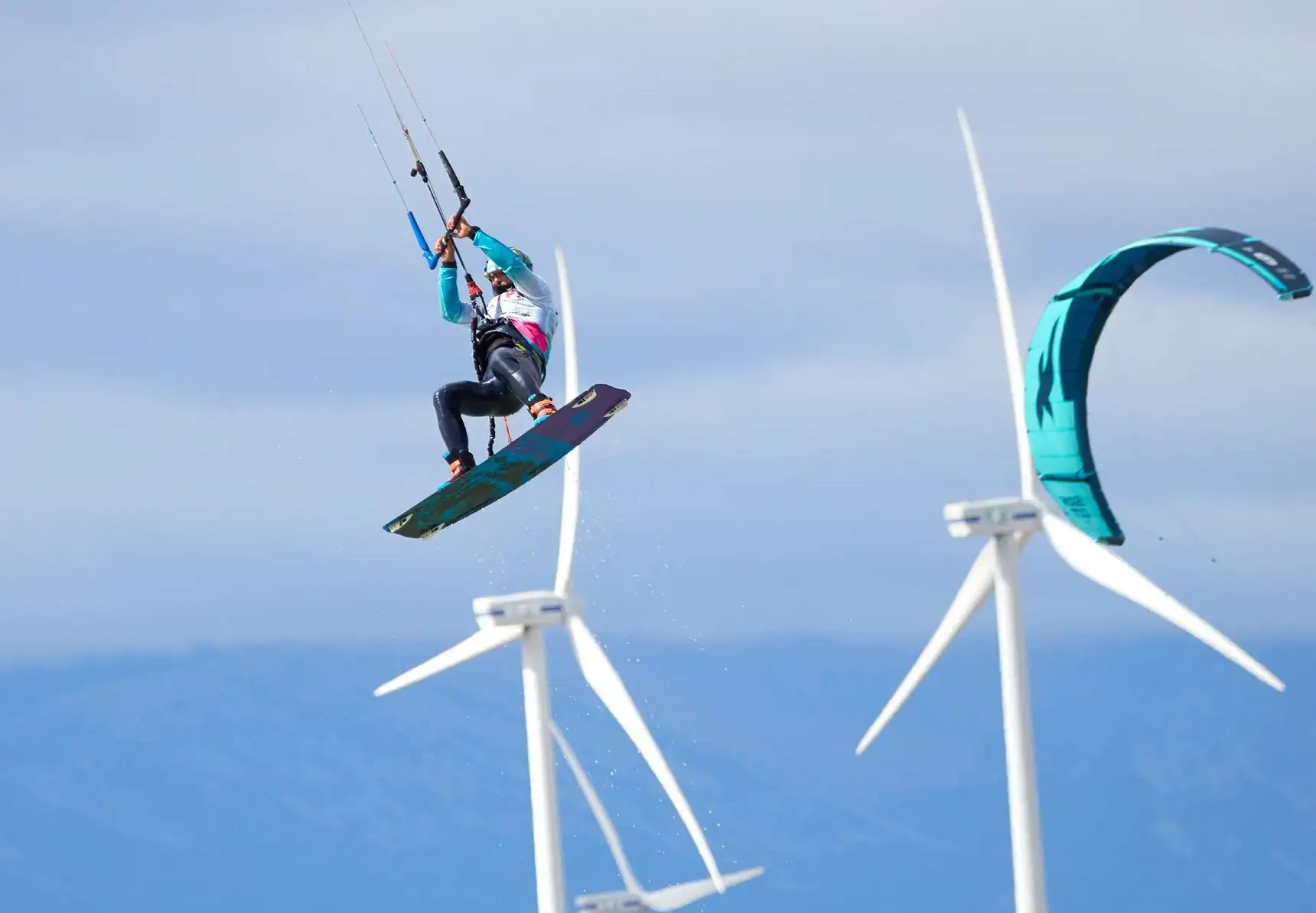 Las magníficas condiciones de viento permitieron que se pudieran realizar todas las actividades previstas, entre ellas una exhibición a cargo de 4 de los mejores kitesurfistas del país: Claudia León, Carlos Aldaravi, Sergio Turégano y Kiko Roig