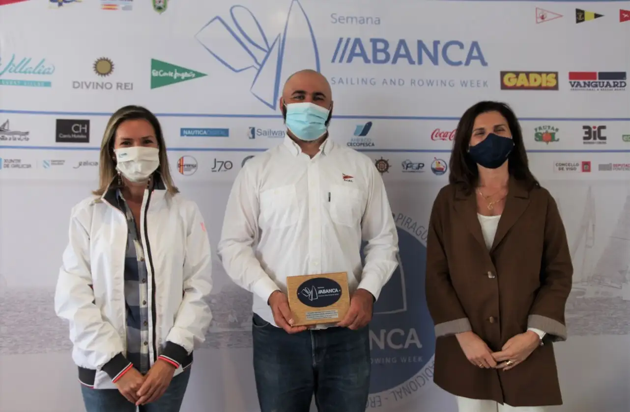 El nuevo campeón de España Fernández Vasco con su nombramiento de Comodoro de la Semana, con la concejala de deportes herculina y la representante de Abanca (Foto Pedro Seoane)