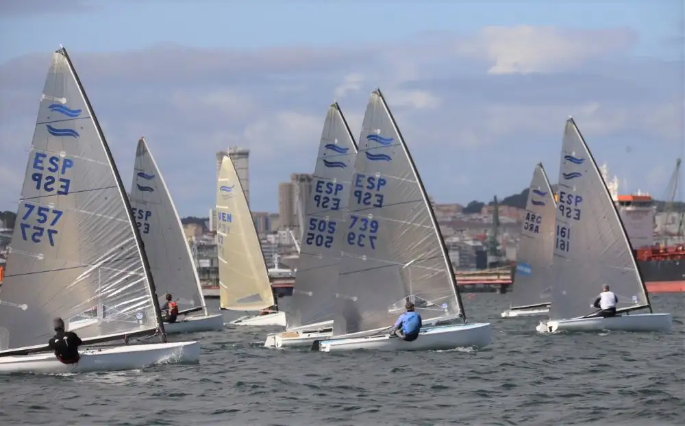 Olezza y Vasco en cabeza de la flota de finn (Foto Pedro Seoane)