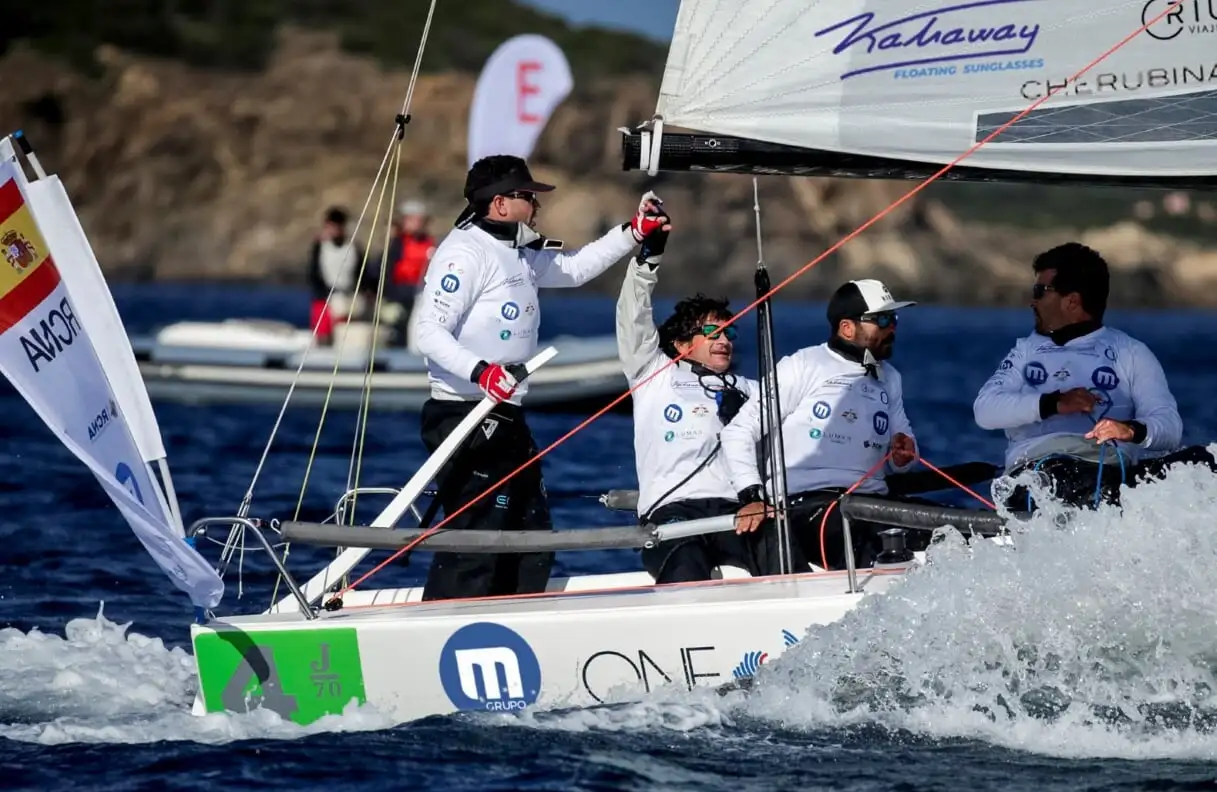 El equipo español se ha situado en lo más alto en Porto Cervo (Foto Sailing Energy)