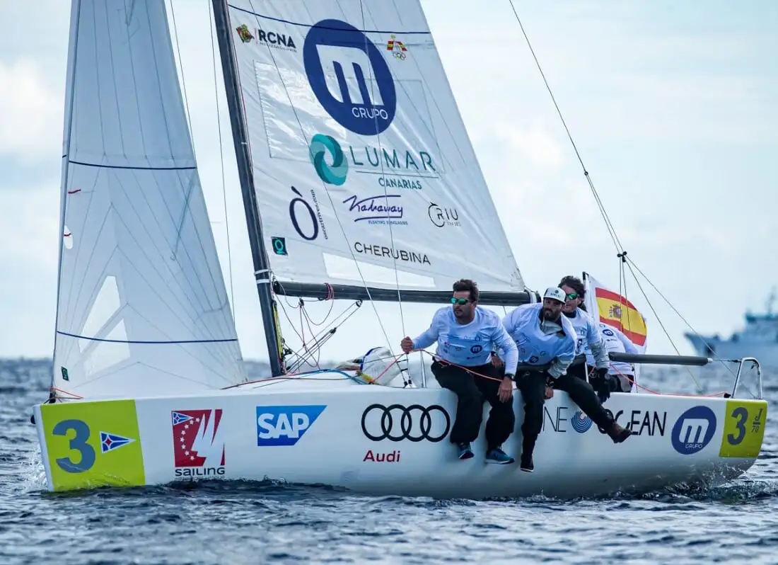 El barco lanzaroteño ha tenido una tercera jornada irregular y está a cuatro puntos del cuarto puesto (Foto Jesús Renedo)