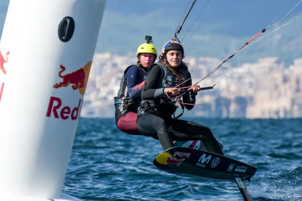 La joven prodigio polaca de 15 años Julia Damasiewicz aventaja a Gisela Pulido en la general femenina de las Formula Kite Spain Series (Foto Toni Forques)