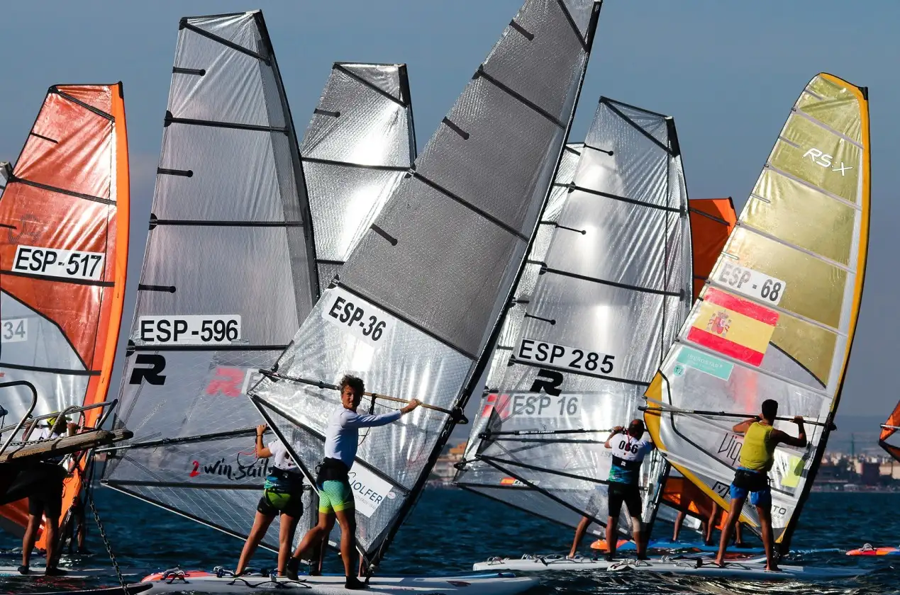 La emblemática regata sobre las diversas categorías de windsurf que tiene al Mar Menor como escenario y a Los Alcázares como sede, se celebrará entre los días 31 de octubre y 1 de noviembre (Foto Pep Portas)