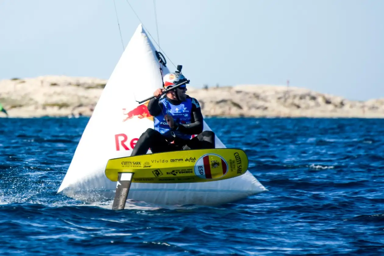Alejandro Climent toma una boya durante la jornada de hoy (Foto Toni Forqués)