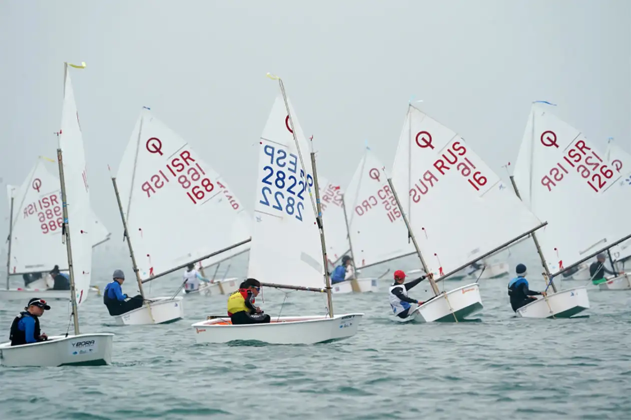 La cita internacional que se ha celebrado en la ciudad eslovena de Portorož, con una jornada menos dada las nuevas restricciones de movilidad, se ha saldado con un éxito global de los regatistas españoles con 6 regatistas en el top ten del campeonato de Europa en las categorías masculina y femenina... el próximo europeo de la clase en El Puerto de Santa María... será en 2021