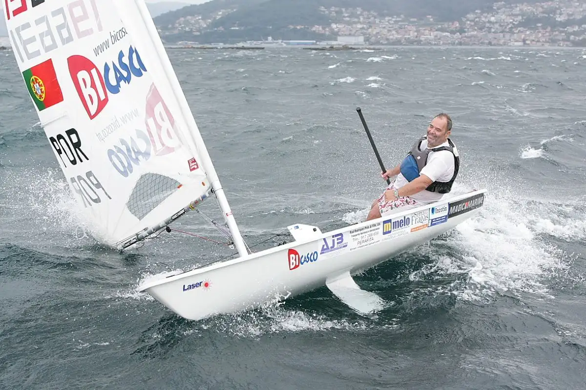 El veterano laserista lusitano Serafim Gonçalves estuvo bien en Vigo, fortalecido por su peso que le ayudó en las duras condiciones de viento y mar