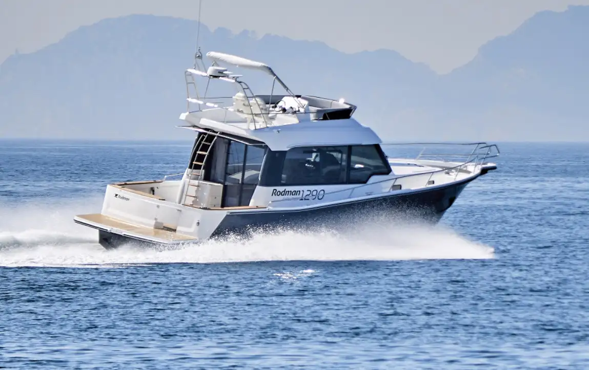 La nueva Rodman 1290 Evolution sigue la línea de diseño del nuevo Rodman 1090 Evolution, pero manteniendo las prestaciones, robustez y carácter del casco de la Rodman 1250. Es sin duda el punto de inflexión en el desarrollo de nuestra nueva línea de embarcaciones