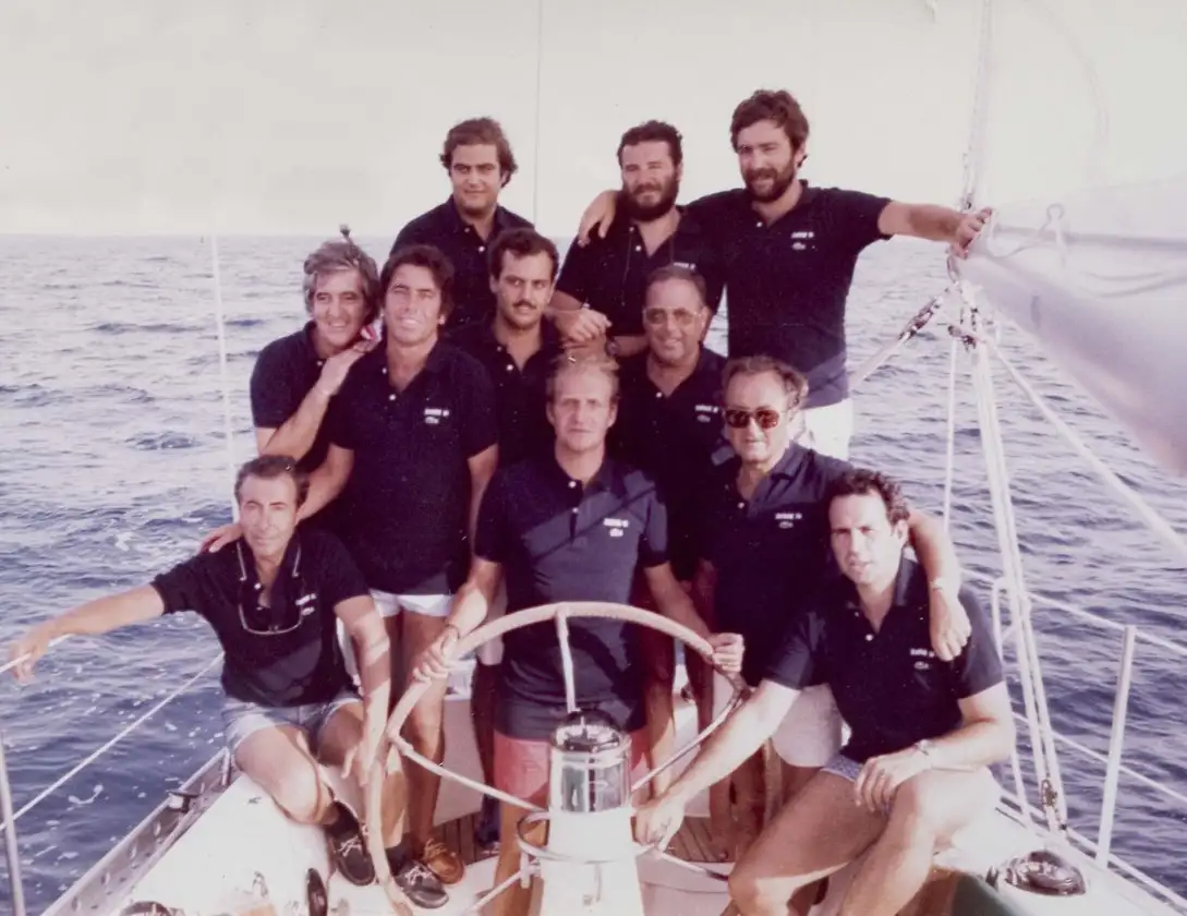 Don Juan Carlos a la caña del "Xargo"... a su derecha el grandísimo Santana... de pié a su izquierda dos jovencísimos Toni y José