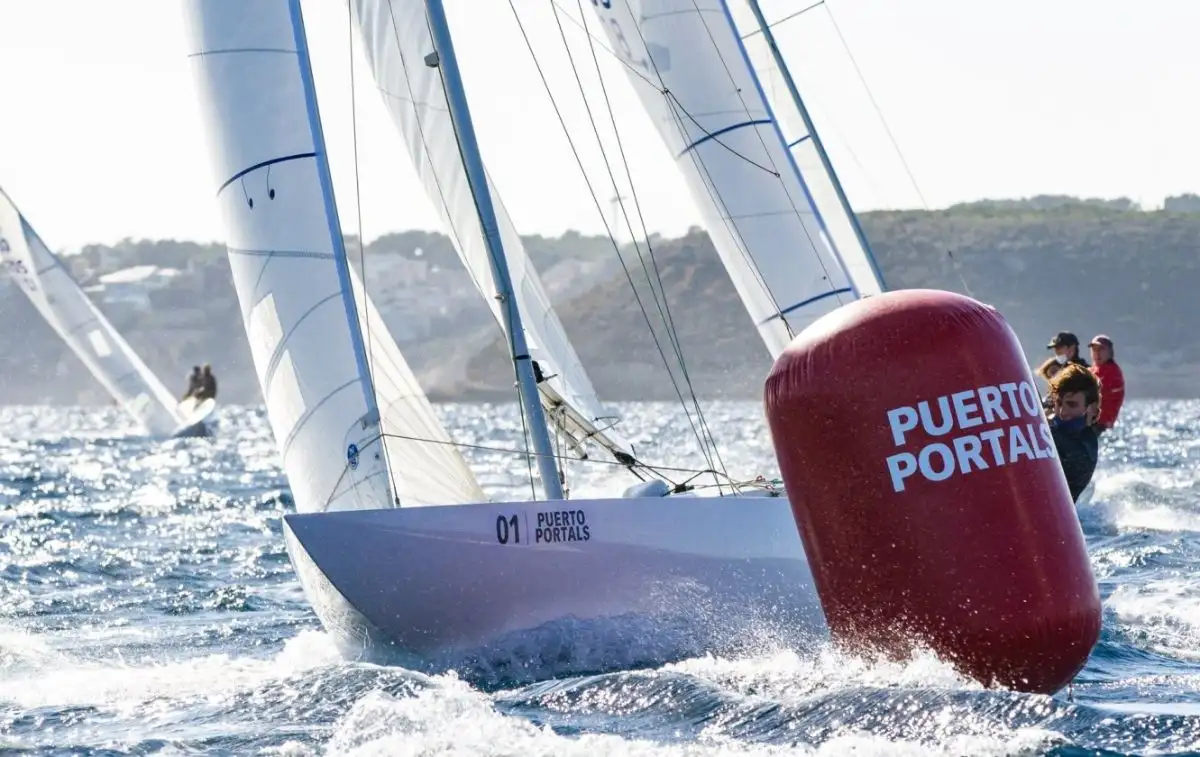 Tras la excelente jornada de ayer, en la que el Comité de Regatas se sobrepuso a las difíciles condiciones de la Bahía de Palma y consiguió completar tres mangas, hoy sólo se pudo disputar una prueba (Foto Laura G.Guerra)