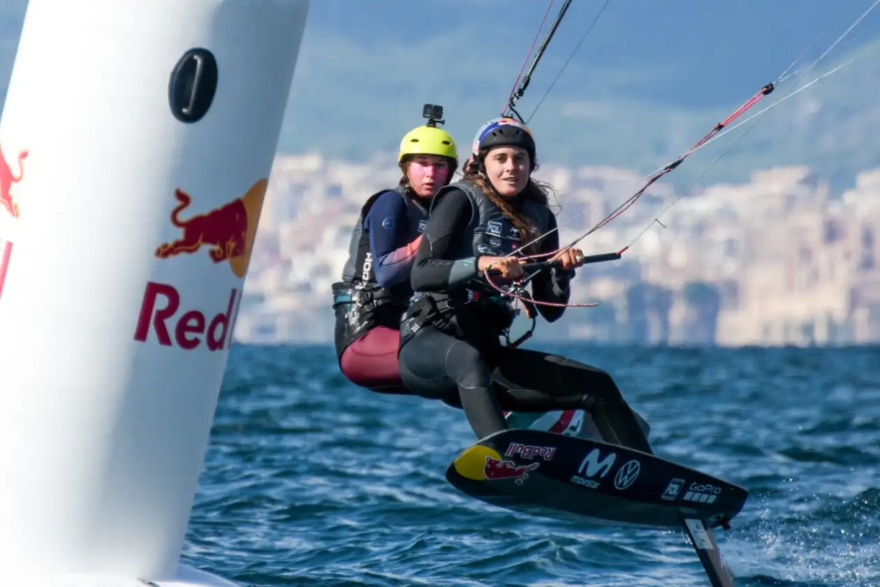 Gisela Pulido pasa por delante de Julia Damasiewicz en una boya durante una regata de las FKSS en Mallorca (Foto Toni Forqués)