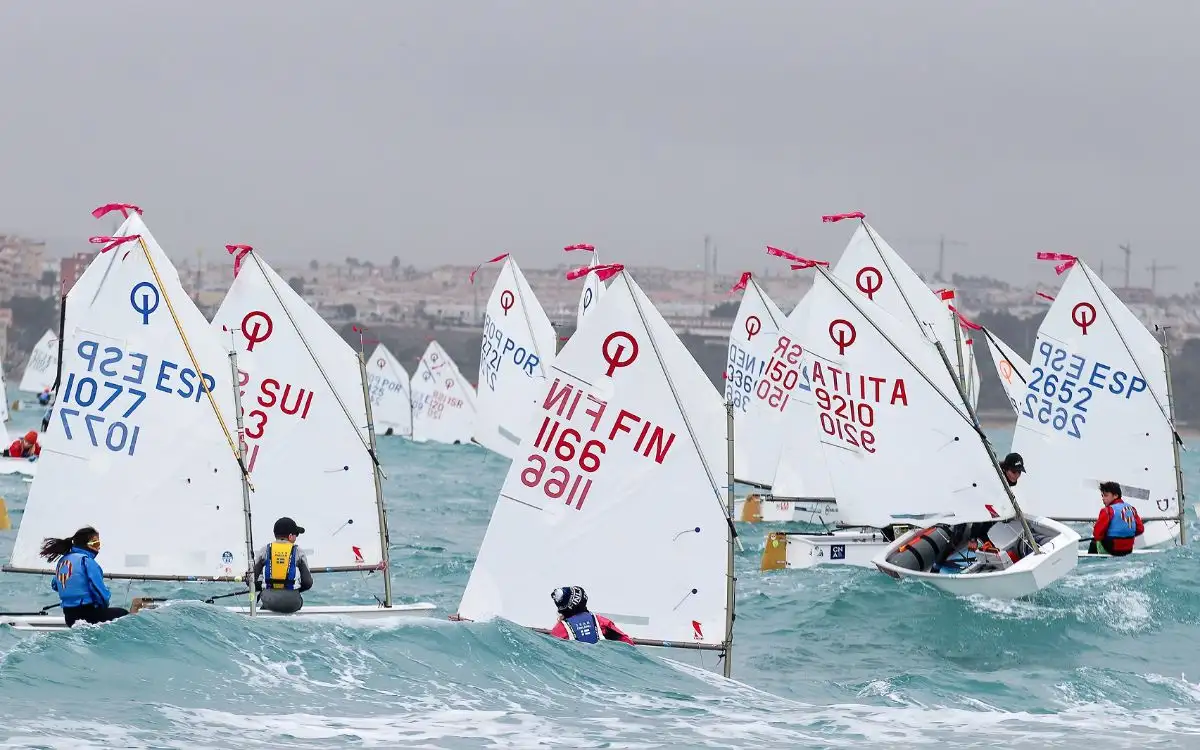 La regata internacional, formando parte del circuito Optimist Excellence Cup, se celebrará entre los días 27 al 31 de enero. Los estrictos protocolos establecidos por el Covid 19 han obligado a una modificación en el sistema de inscripción y números de inscritos, aunque la cita torrevejense llegará al tope que ha puesto la organización de 280 regatistas procedentes de diversos países (Foto Pep Portas)