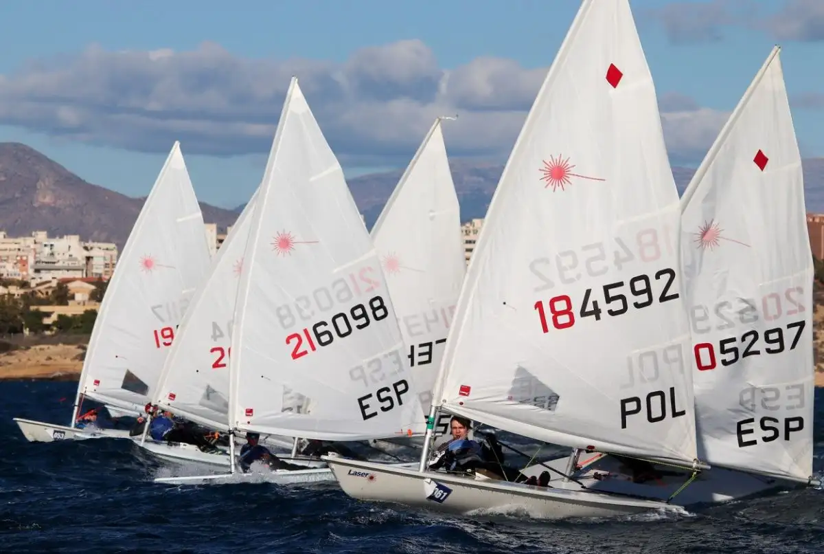 Condiciones duras de viento en el estreno de la Semana Náutica en aguas alicantinas, aunque se han podido completar dos pruebas para los ILCA, tres para Open Foil y una para los Bic Techno 293 (Foto Pep Portas)