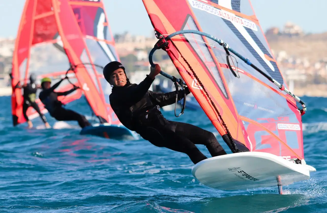 Segunda jornada con el viento de nuevo como protagonista, llegando a superar en ocasiones de los 25 nudos de intensidad. Tres pruebas para los Open Foil, uno para todos los ILCA y cero para Bic Techno y Raceboard (Foto Pep Portas)