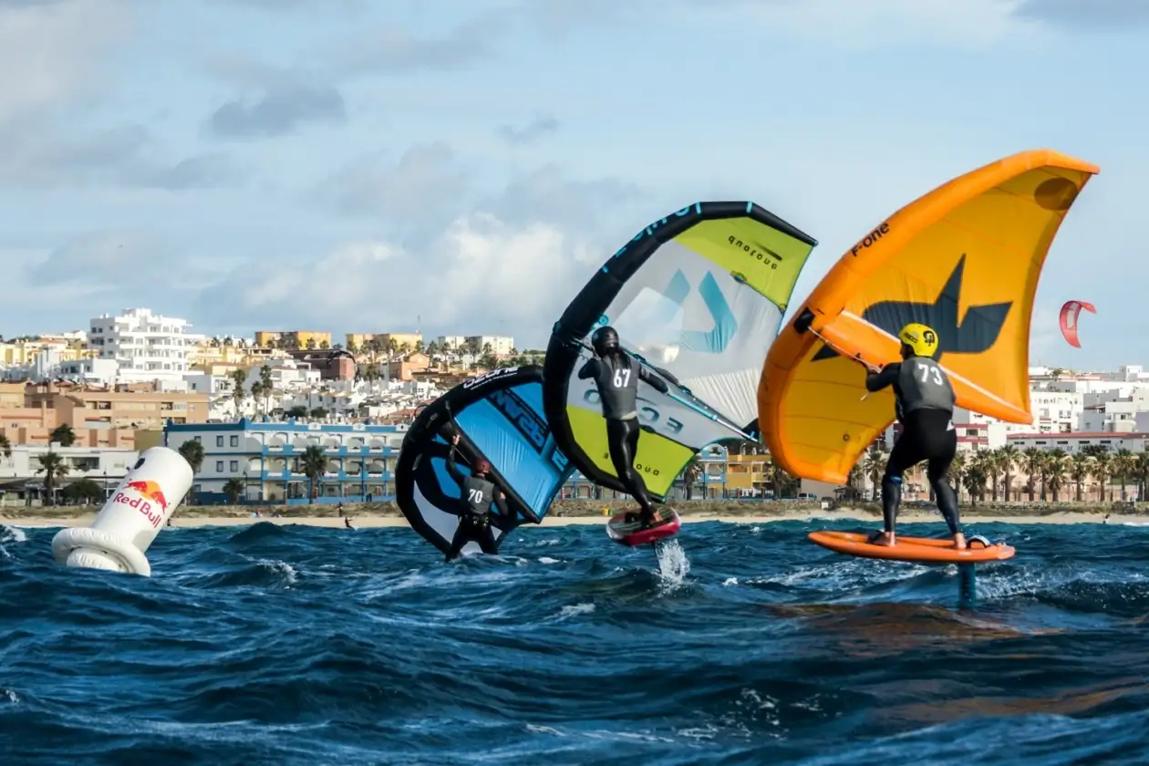 El francés se acerca al triunfo en la Formula Kite Spain Series con un primero y dos segundos mientras que en féminas Gisela Pulido sube hasta la cuarta plaza de la general que lidera Damasiewicz