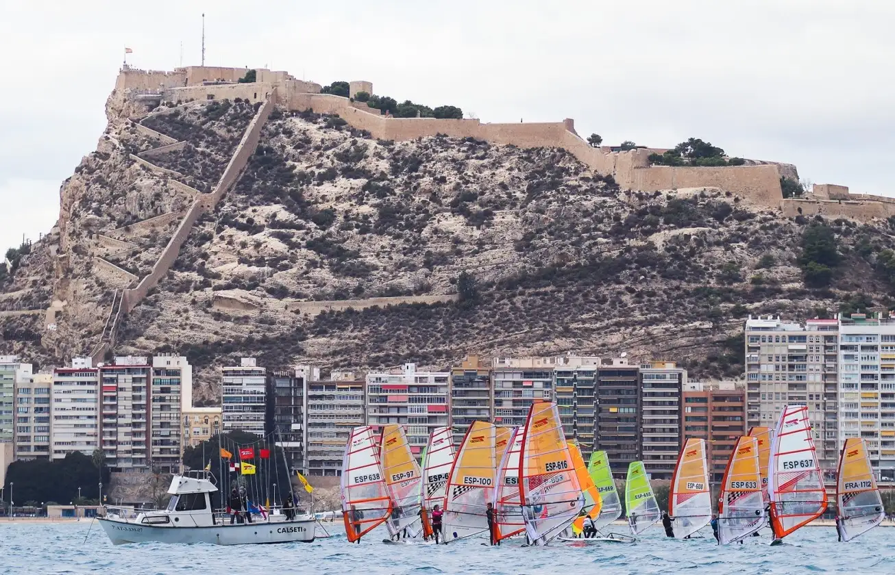Se cierra el primer capítulo de la cita alicantina, con la Vela Ligera como protagonista en el RCR de Alicante y lo hace con los campeones Pablo Bellver, Adriana Castro, Joan Ravié, Claudia Adán, Marta Peñarrubia, Igor Marian Kuczys, Gonzalo Suarez, José Luis Boronat, Rafael Ros, Yolanda Clement, Carlos Mari y Francesco Iane en la clases ILCA, Bic Techno 293, IQ Foil y Raceboard (Foto Pep Portas)