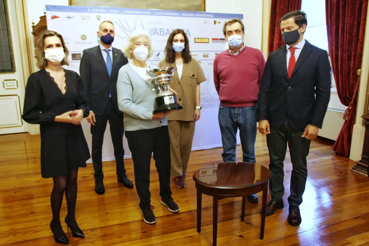 Janet Rogers, viuda de Aurelio Fernandez Lage, en el centro de la imagen de Pedro Seoane; en el acto de presentación en el Ayuntamiento de La Coruña