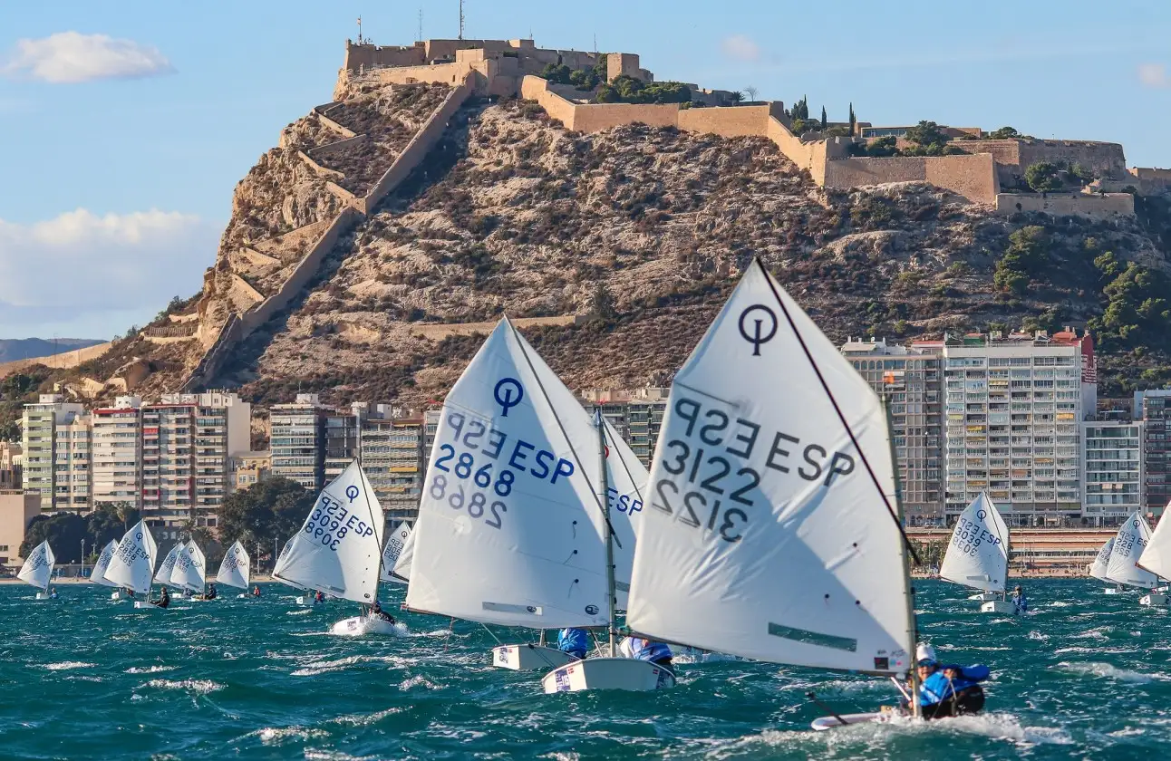 Los favoritos cumplen con el guión en la primera jornada, de las dos previstas, en la segunda entrega de 54ª Semana Náutica organizada por el RCR de Alicante en la que se han podido completar dos pruebas (Foto Pep Portas)