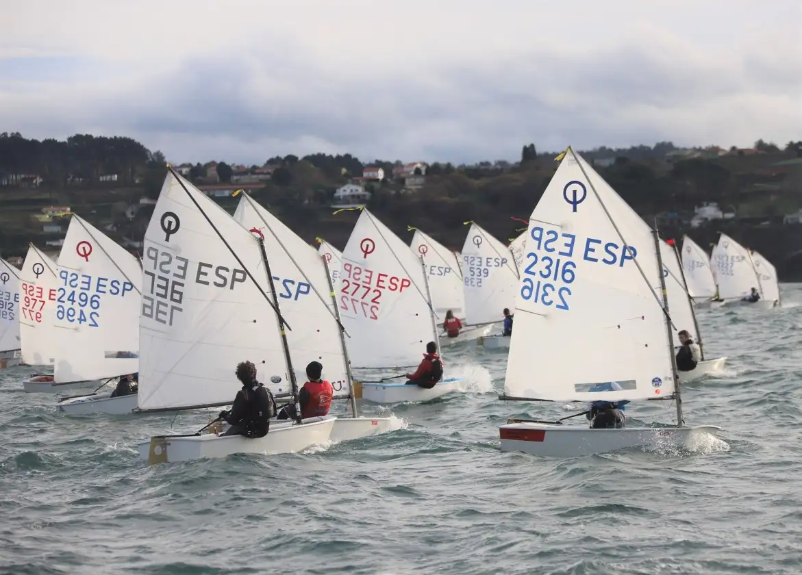 Jorge Alvarez (Riveira 2316), Juan Viejo (Oza 736), Alejandro Pérez (Sanxenxo 2772), Saletra Oltra (Aguete 2496), Manuel Pérez (Vigo 977), Jimena Crespo (Baiona 539)(Foto Pedro Seoane)
