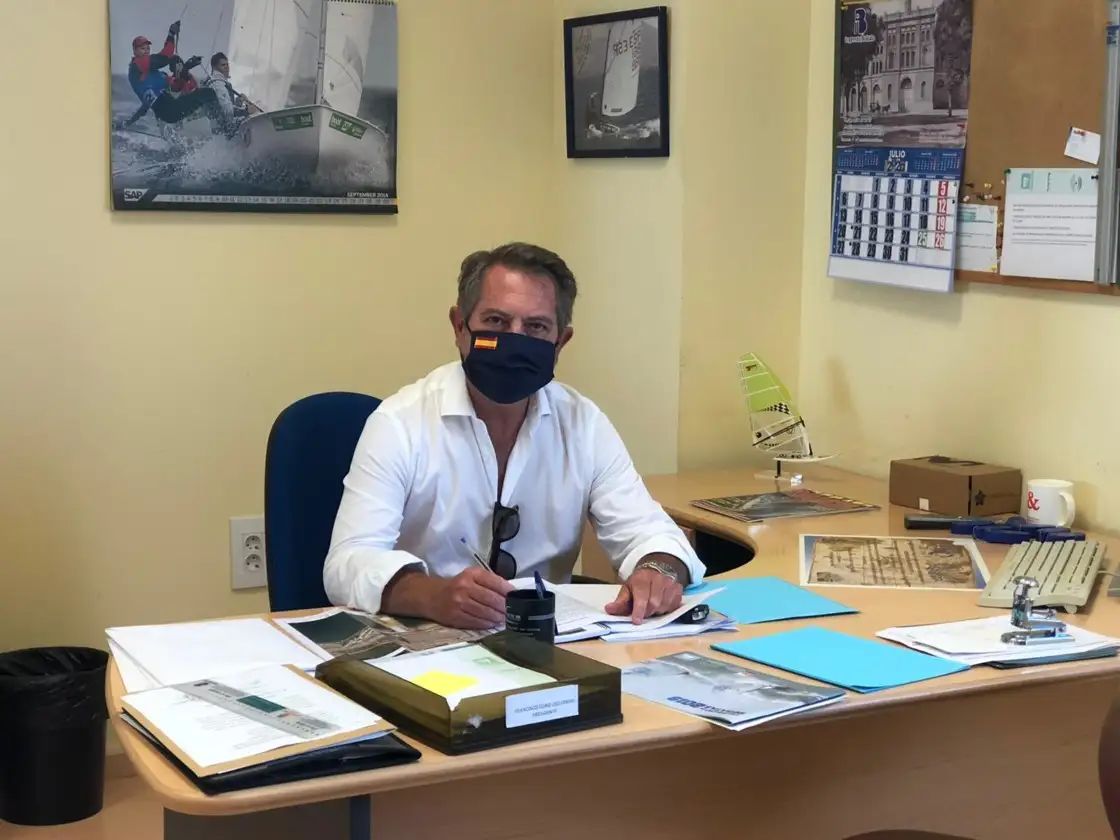 Francisco Coro Izquierdo, jerezano, amante y aficionado al deporte de la vela fue presidente de AECIO desde hace doce años, Secretario Nacional de la clase Optimist y presidente de IODA España. Es técnico en Turismo y Publicidad y actualmente regenta dos hoteles en Jerez. El 15 de octubre de 2016 Coro era elegido por vez primera presidente de la Federación