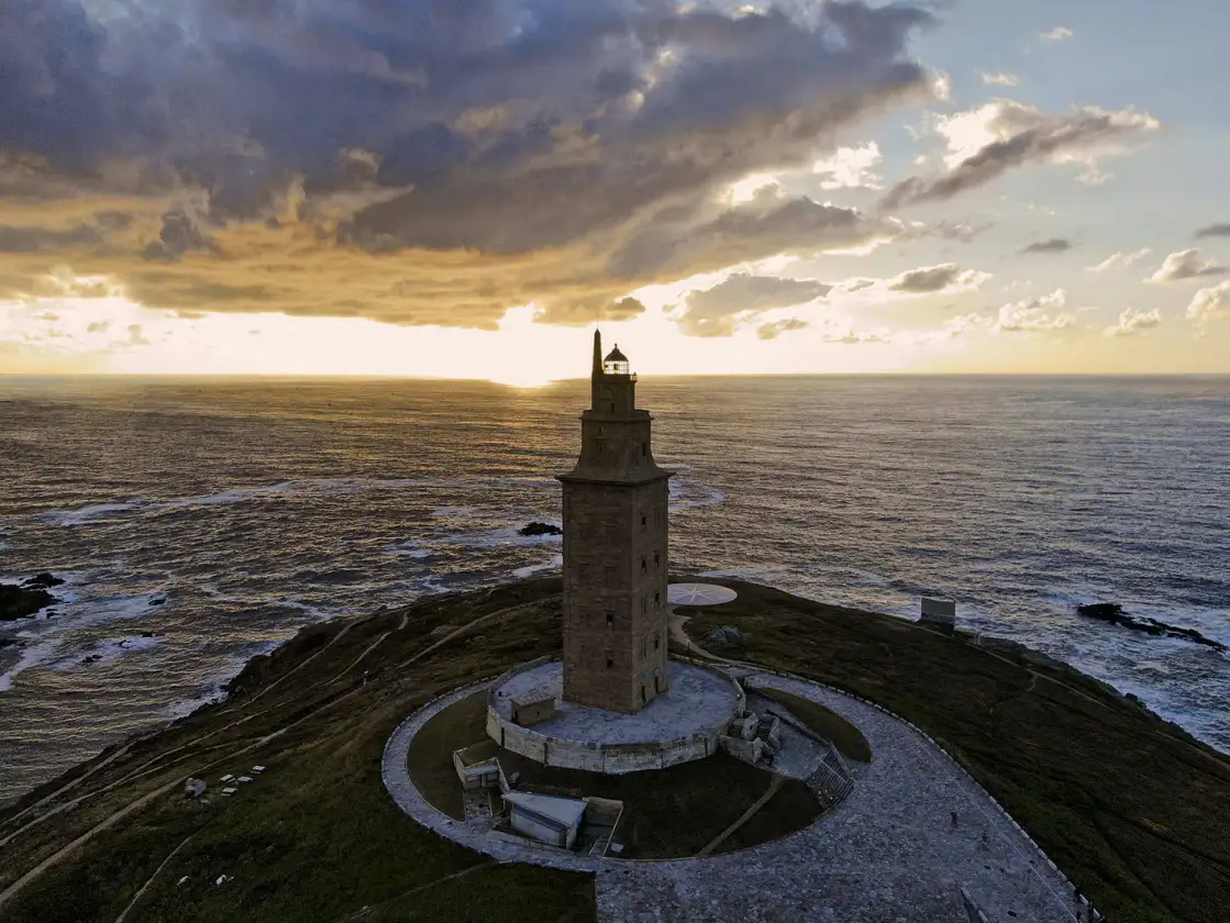 El faro de faros... la Torre de Hércules protectora del legendario Portus Magnum Artabrorum de los romanos...