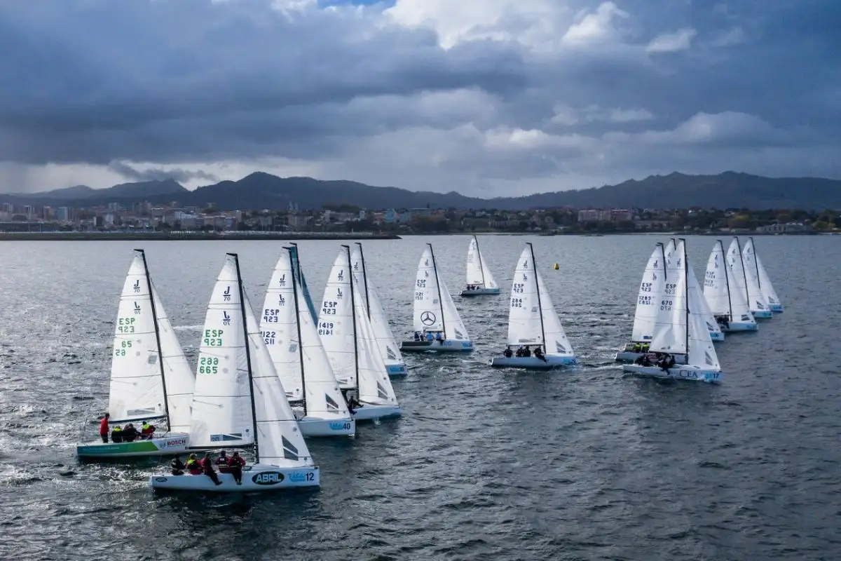 La flota de J70 en aguas viguesas (Foto María Muíña)