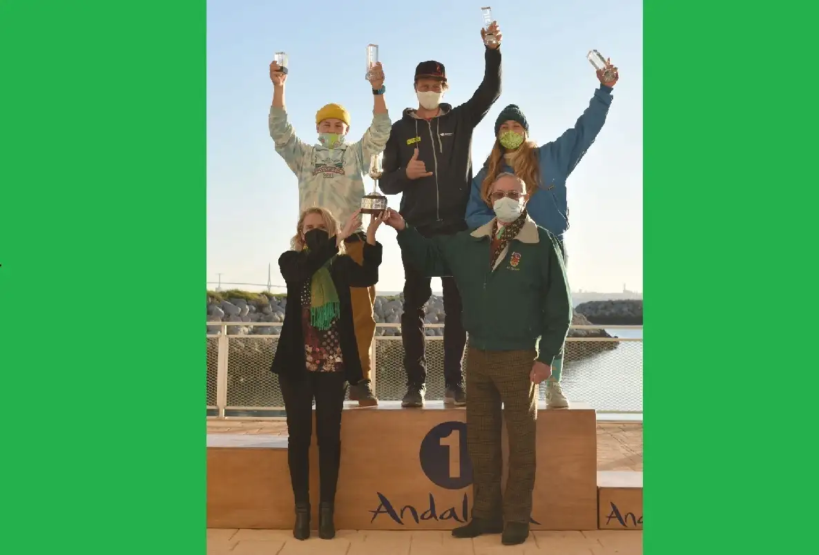 Tras la regata tenía lugar la entrega de trofeos en el patio de ceremonias del Centro Especializado de Tecnificación Deportiva de Vela Bahía de Cádiz, sede de la andaluza en El Puerto de Santa María, en un acto que contó con la presencia de Lola Campos, concejal delegada de Deportes del Ayuntamiento de El Puerto de Santa María, y José María Escribano, miembro de la Junta Directiva de la Federación Andaluza de Vela... el próximo evento la Excellence Cup de Optimist a partir del 2 de enero