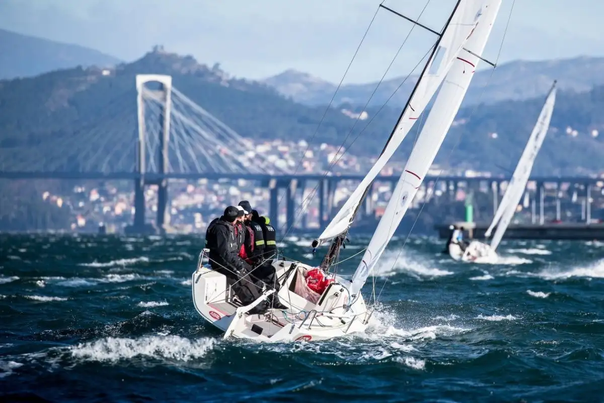 El patrón de Ocean Race el coruñés Chuny Bermúdez de Castro navegará en el Abril Rojo (Foto María Muíña)