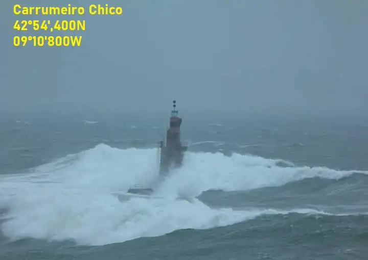 El primer balizamiento en el "Carrumeiro" fue en 1863... pero al poco tiempo el mar lo destruyó... (Fotos cedidas por el Club Náutico Carrumeiro)